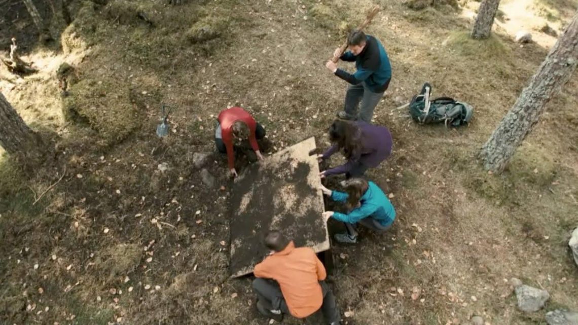 【穷电影】5人野外登山，却听到地下有怪声，挖开后身边同伴却一个个死去