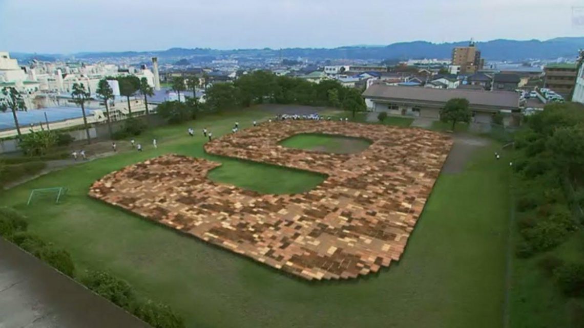 神秘力量作祟，上千张桌子拼成巨大倒数计时，每天都会减一